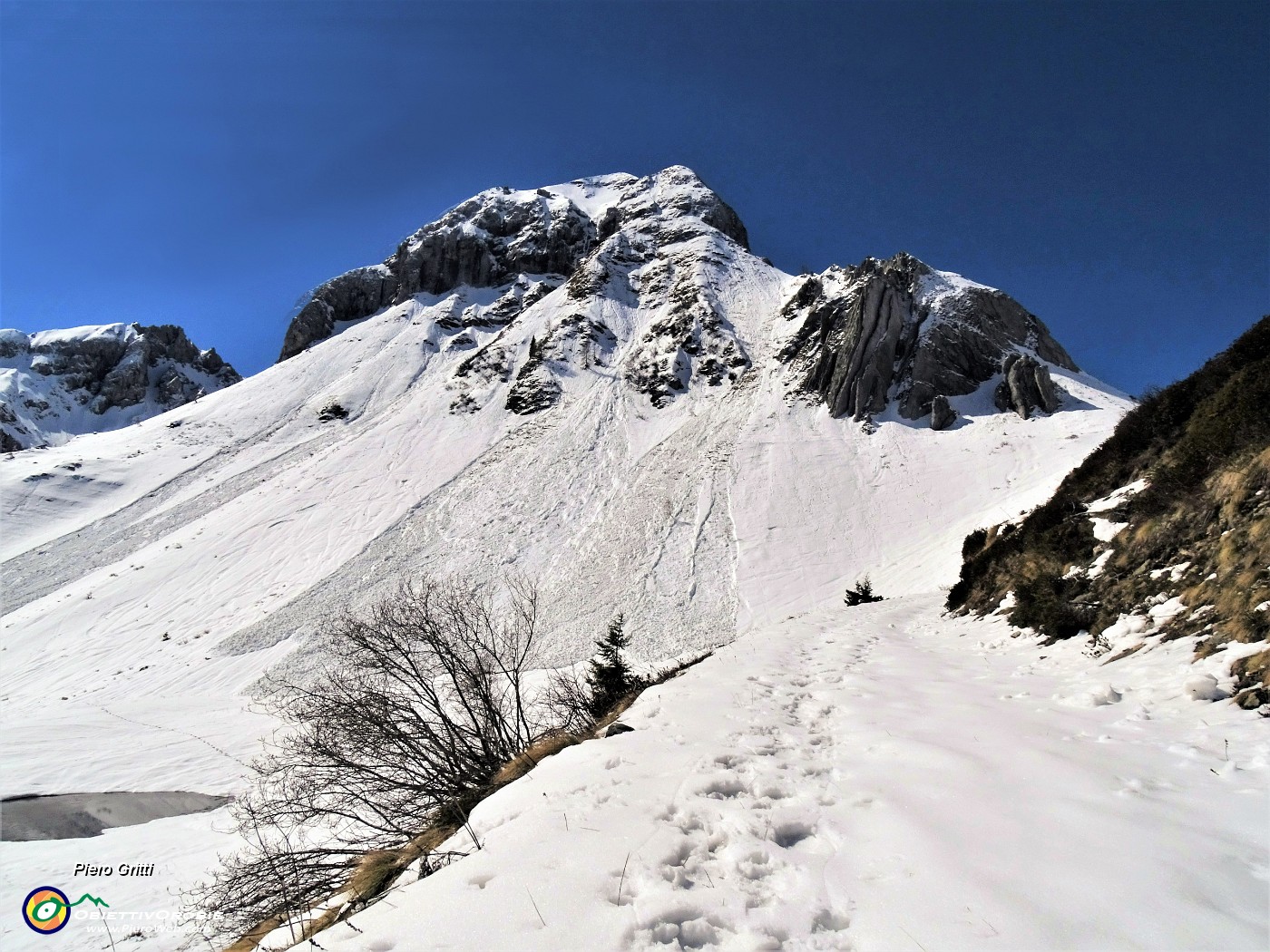 15 Pestando neve sul sent. 115 nel Vallone dei Sessi con vista sul Monte Cavallo .JPG -                                